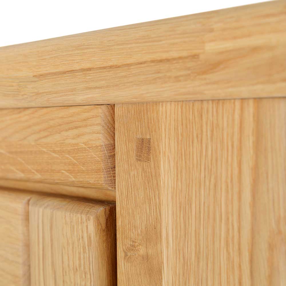 Detailaufnahme der hochwertigen Holzverarbeitung und präzisen Eckverbindung des Eiche Highboards – Miarizia