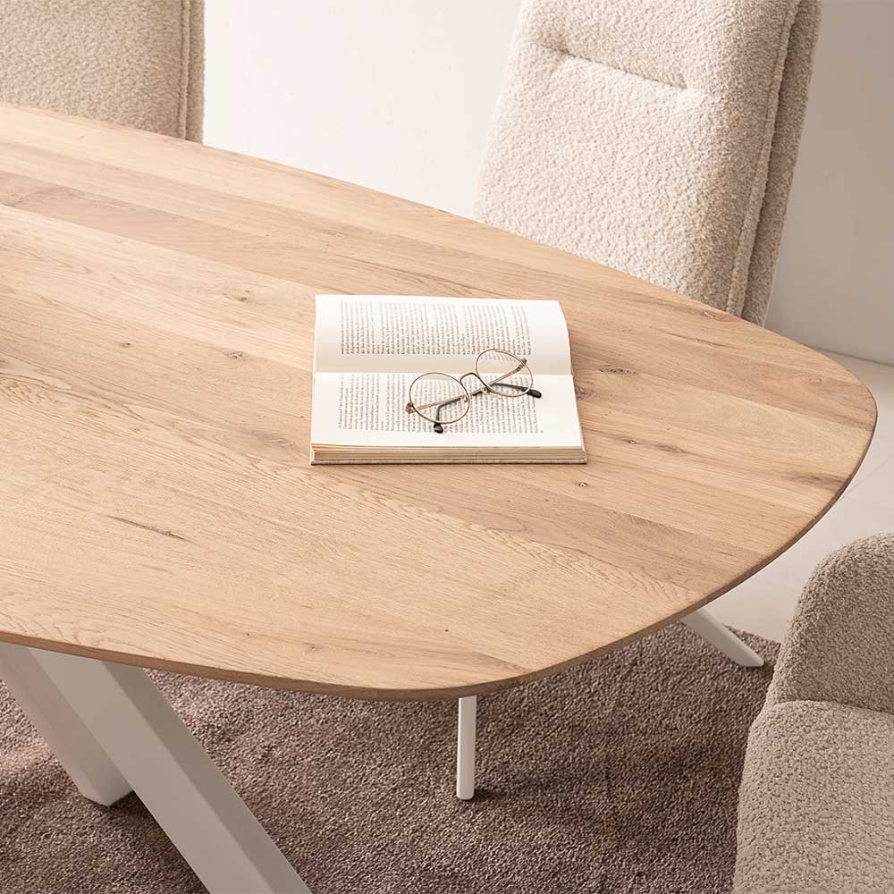Ovaler Wildeiche-Tisch mit natürlicher Holzmaserung perfekt für das Esszimmer – French