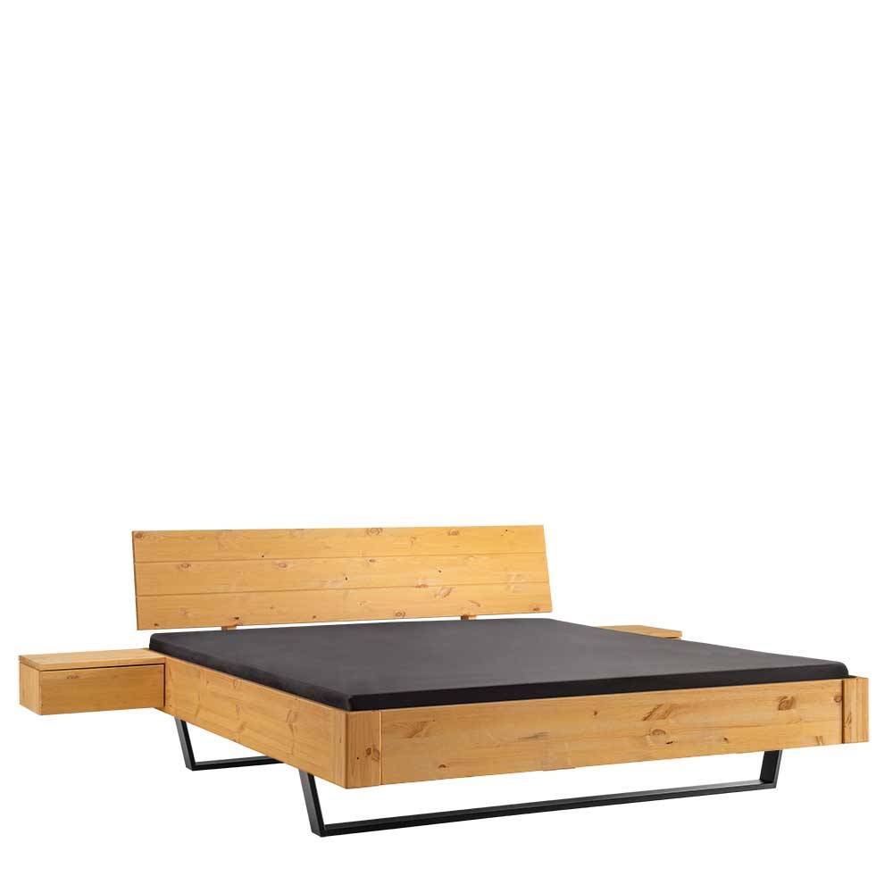 Bett aus gelaugtem Kiefer Massivholz mit schwarzem Metallgestell und schwebenden Nachtkonsolen \u2013 Newston