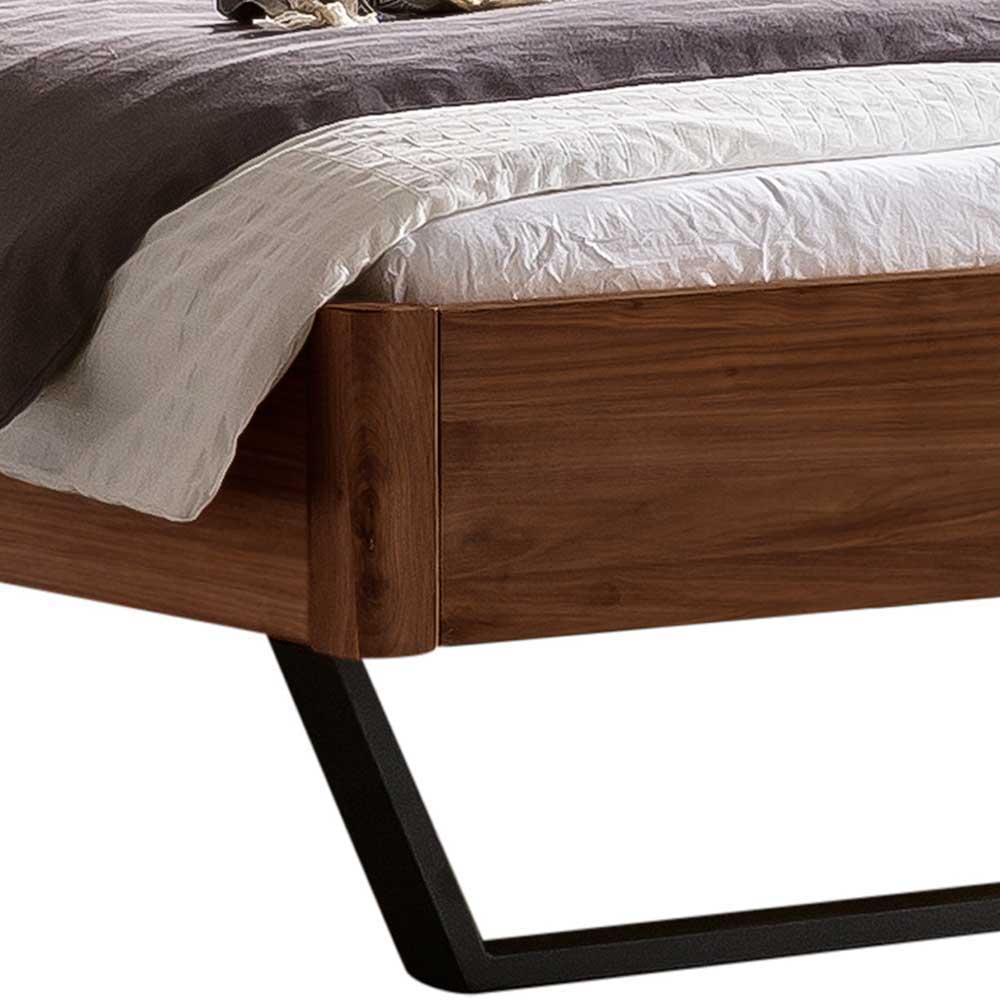 Nussbaum Bett mit Metallkufen in Anthrazit - Manore