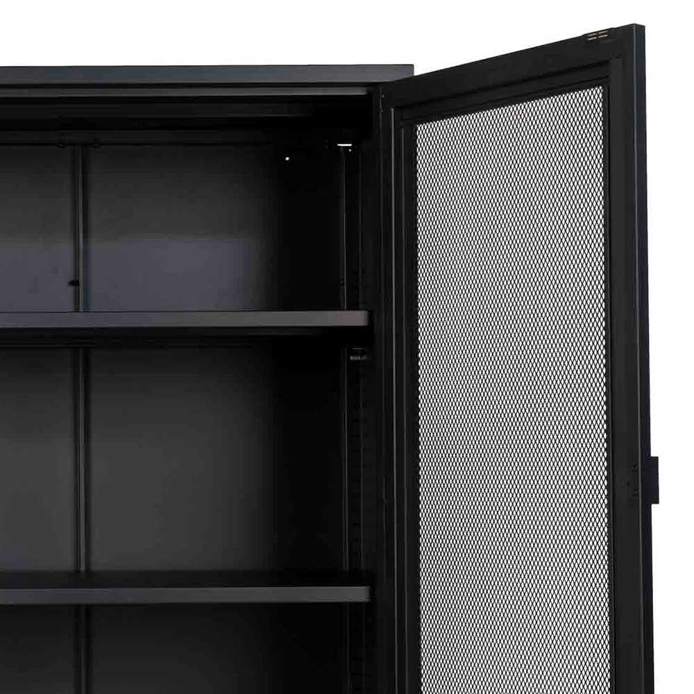 Detail der oberen Hälfte des schwarzen Highboards mit offener Gittertür und Fach – Zadegna