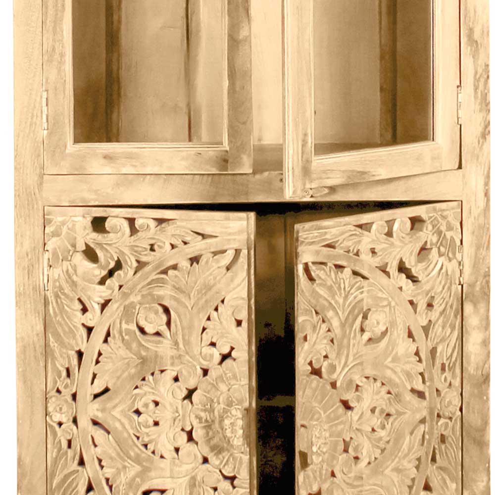 Detaillierte Vintage Holzvitrine mit filigranen Schnitzereien und geöffneten Glastüren – Runiasa