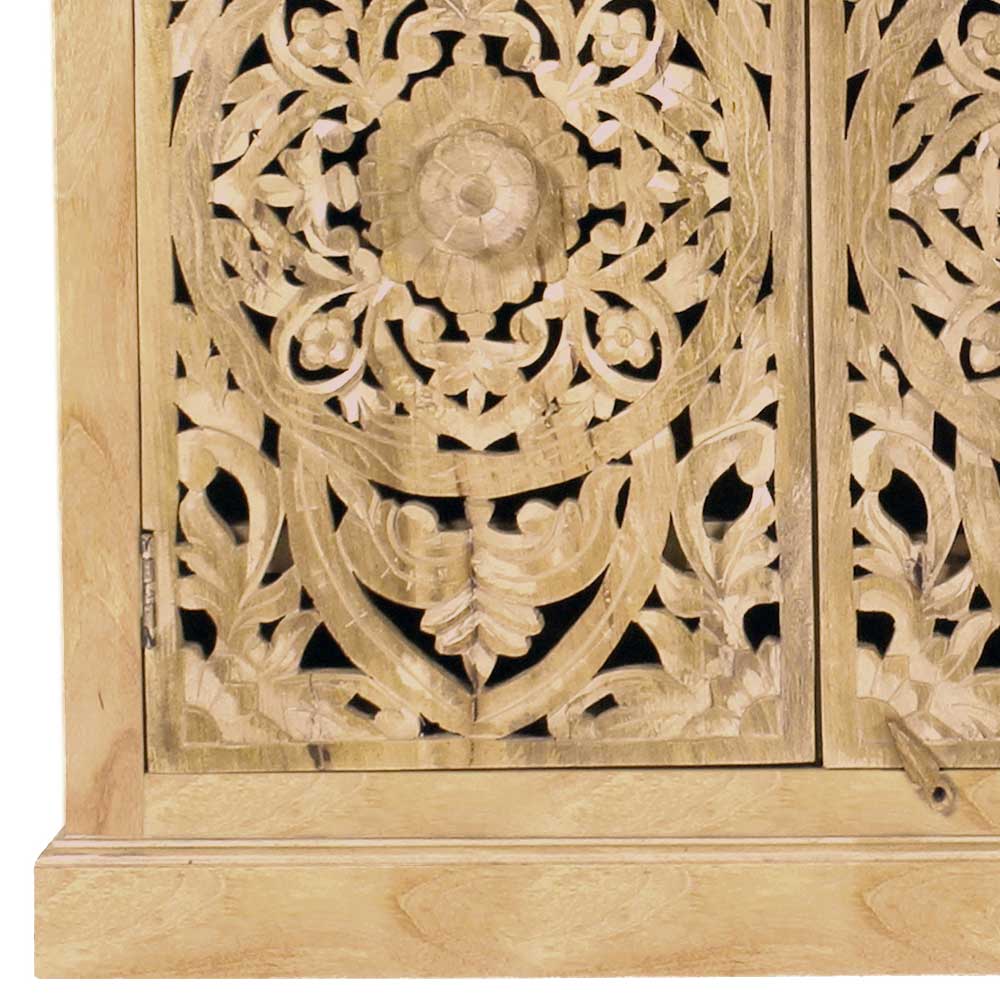 Detail des unteren Bereichs der Kommode mit geschnitztem Türgriff und floralem Muster – Runiasa