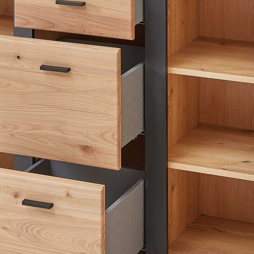 Detail der geöffneten Schubladen mit grauem Innenraum und seitlichen Regalfächern der Kommode – Latenda
