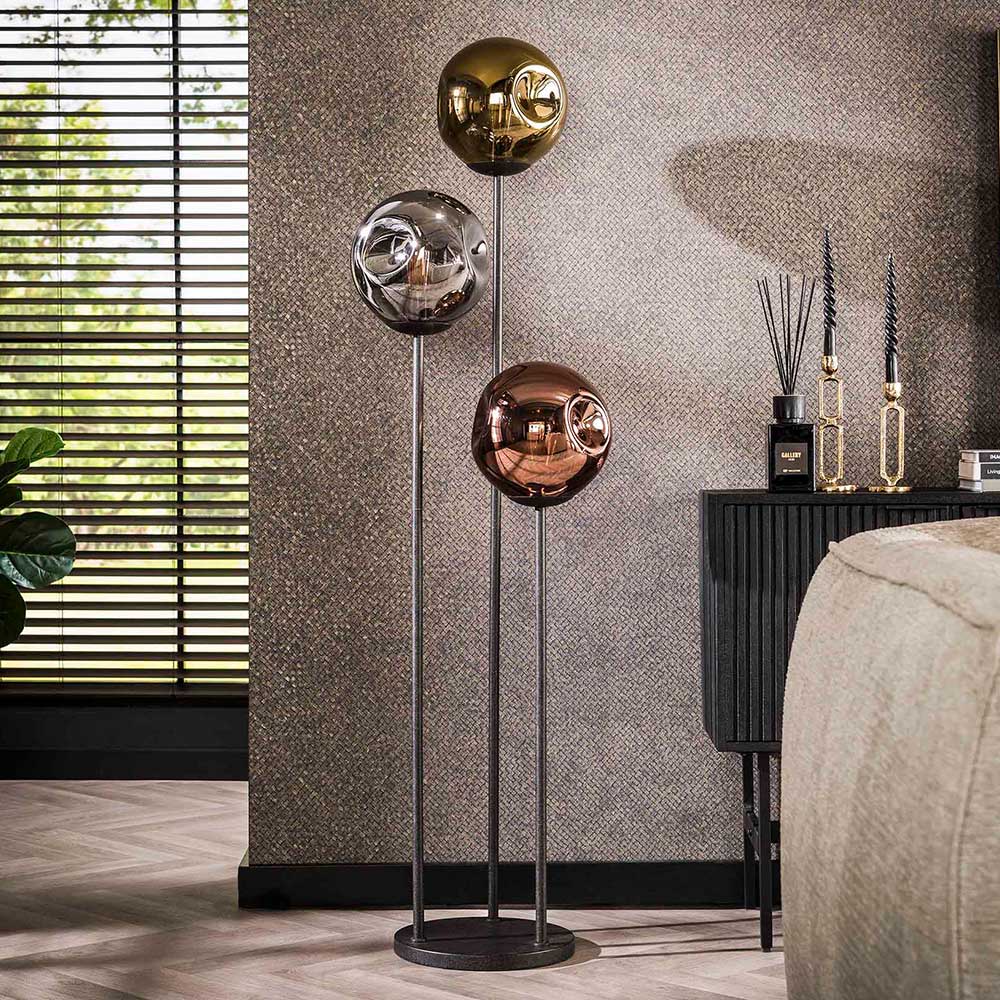 Design Stehleuchte dreiflammig mit farbigen Glaskugeln in Gold, Silber und Kupfer für modernes Wohnzimmer – Oline