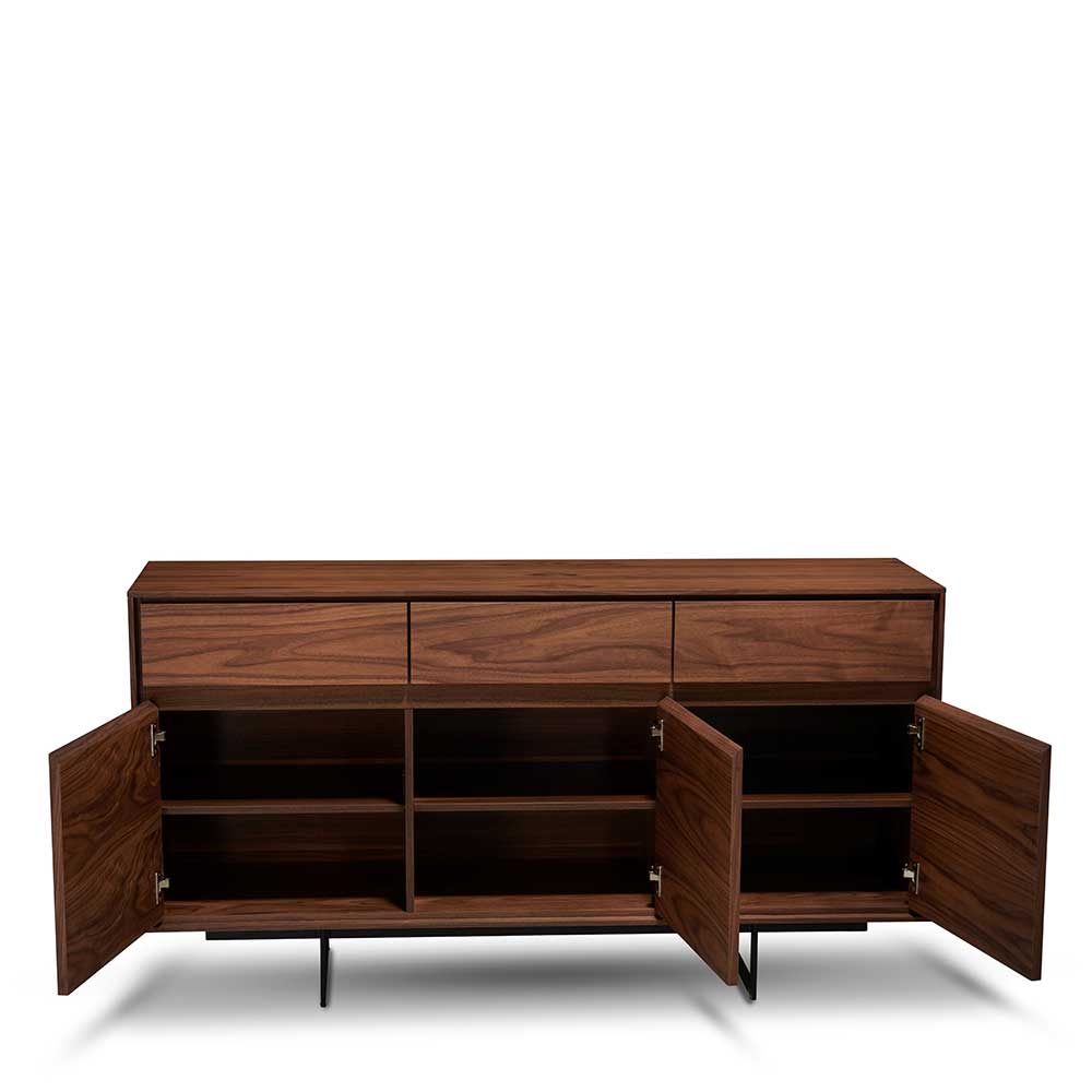 Innenansicht des Sideboards mit offenen Türen, sichtbaren Fächern und Schubladen aus Nussbaum – Frenanda