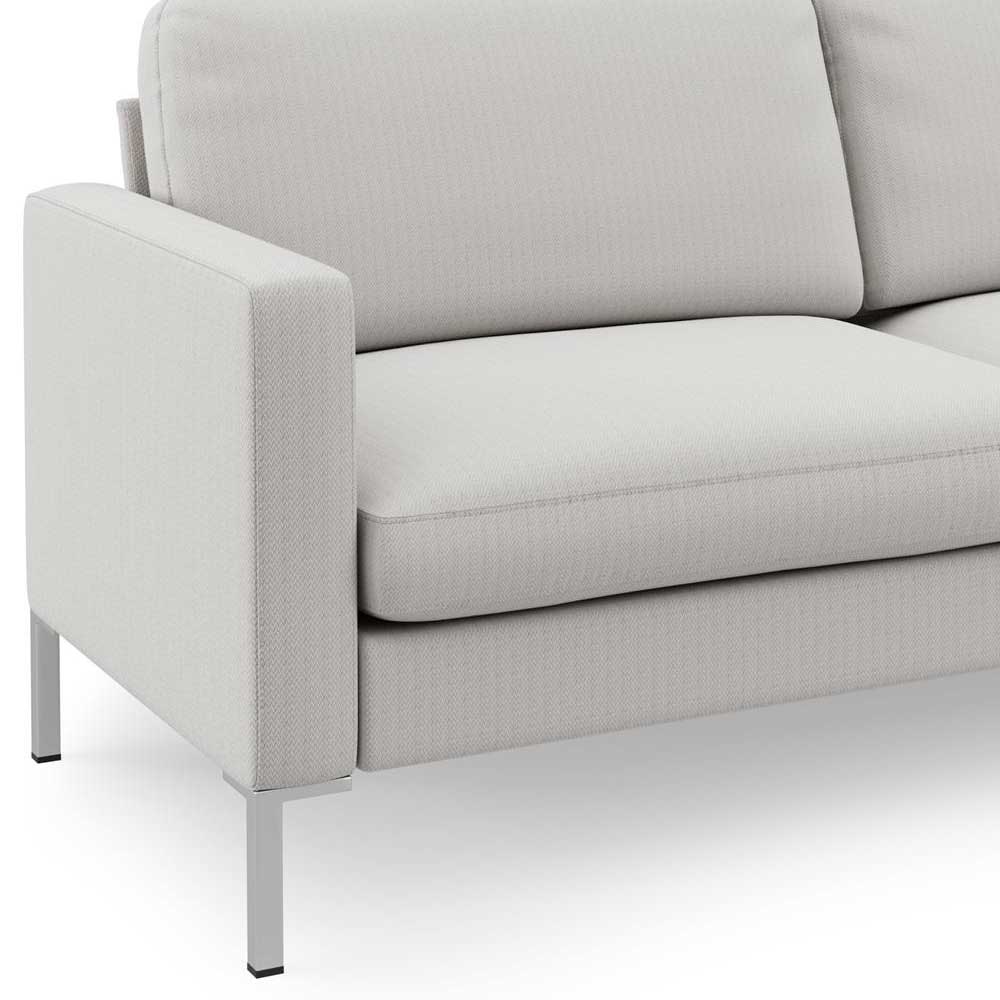 Detailansicht der cremefarbenen Sofa Armlehne mit Sitzkissen und robustem Metallfuß – Afilonga