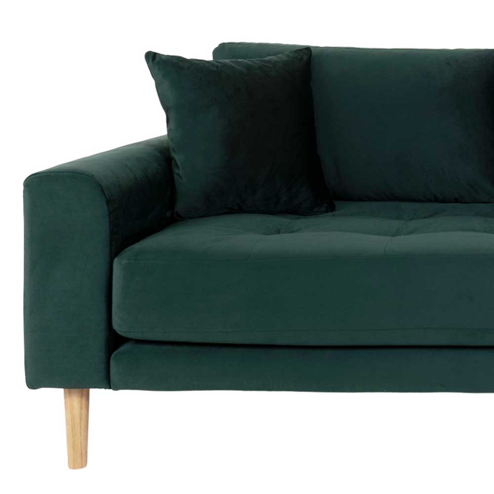 Seitenansicht der dunkelgrünen Samt Couch mit weicher Armlehne und konischen Holzfüßen – Secilia
