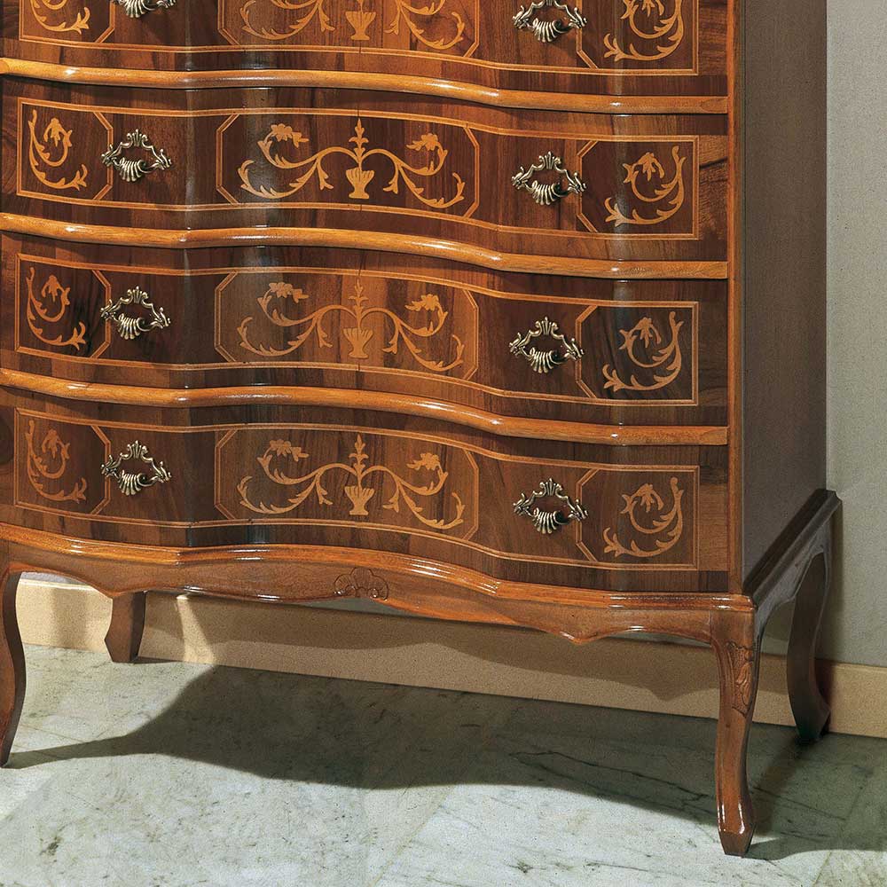 Unterer Bereich der Nussbaum Kommode mit eleganten geschwungenen Beinen und Intarsien auf den Schubladen – Agosto