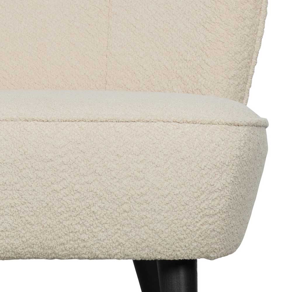 Vorderer unterer Bereich des cremefarbenen Bouclé-Sessels mit schwarzem Holzbein – Castilla