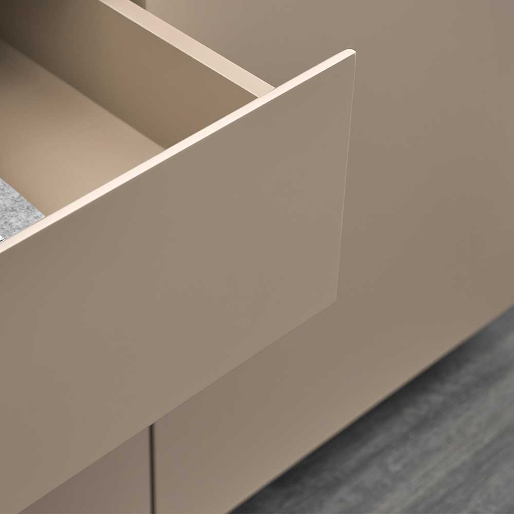 Ausgezogene Schublade der Kommode in Taupe mit minimalistischem Griffdesign – Anja