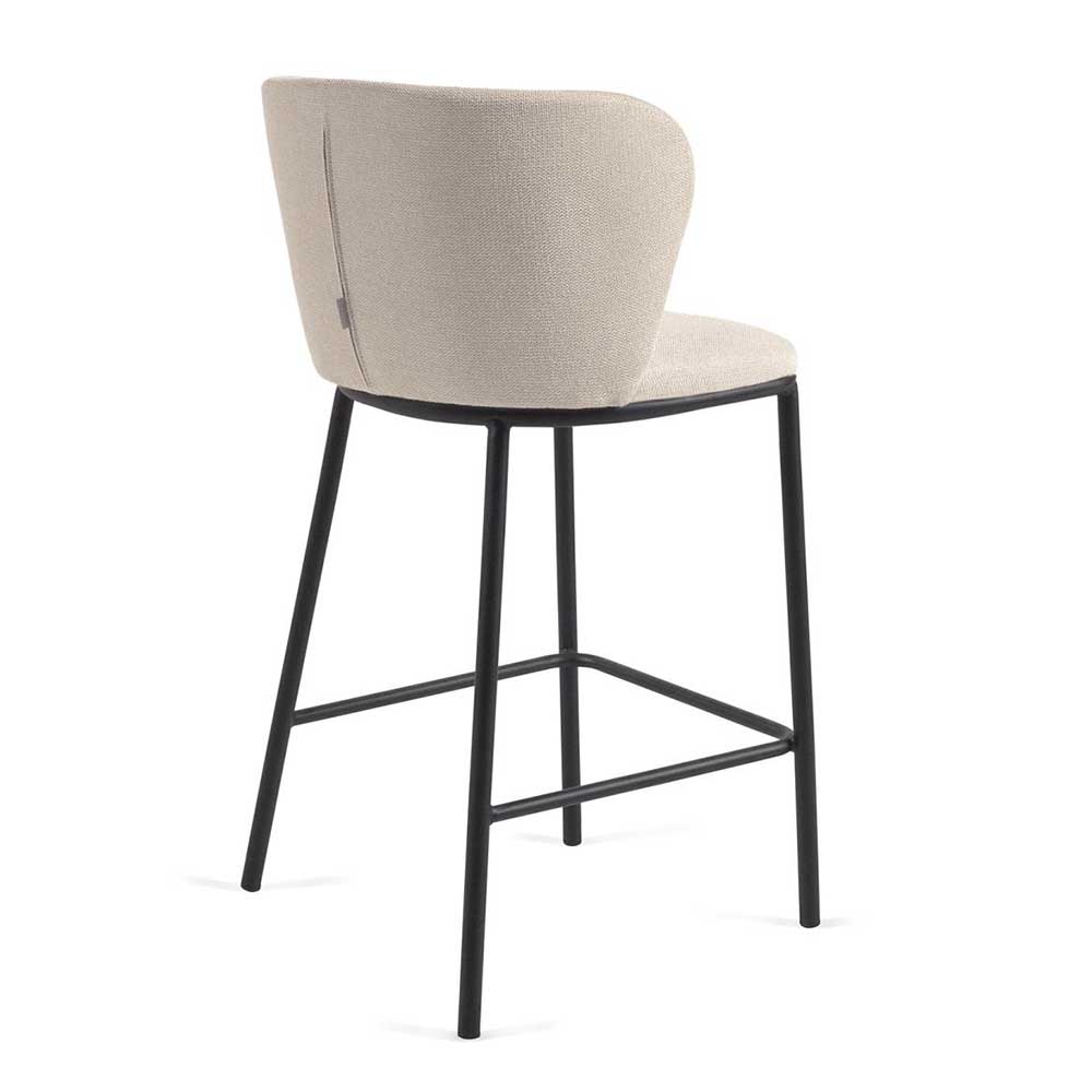 Moderner Barhocker in Beige mit Chenille-Bezug und schwarzem Metallrahmen, von hinten schräg – Daroncas