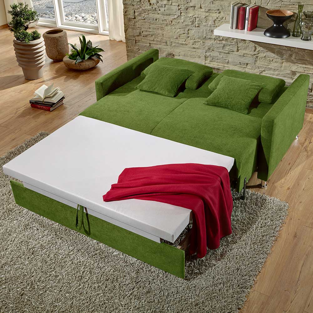 Ausgeklapptes grünes Zweisitzer Sofa als Bett mit weißer Matratze und Kissen – Molocai
