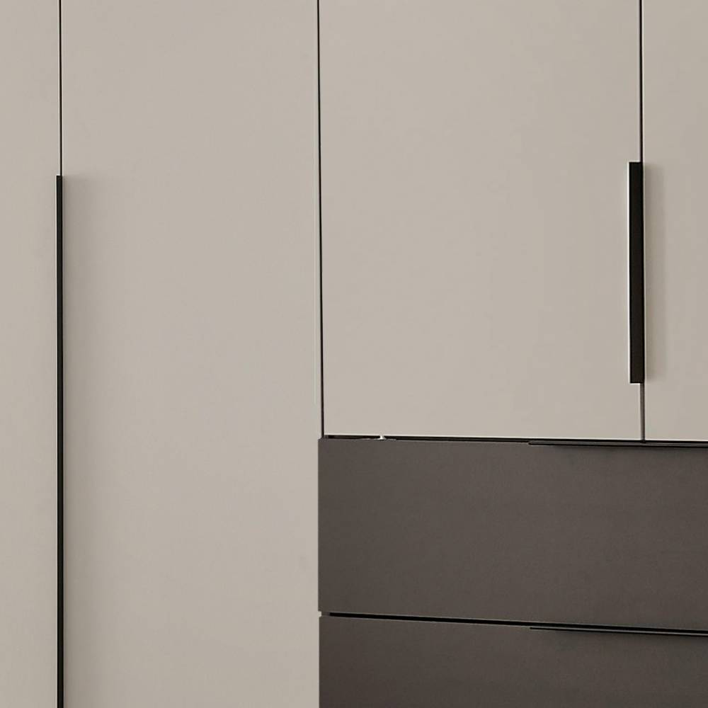 Modernes Design mit langen Griffen an den lichtgrauen Türen und der dunkelgrauen Schublade – Hihat