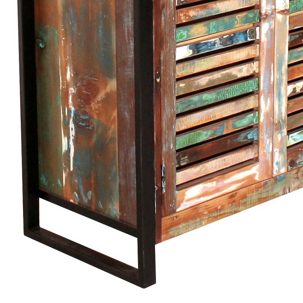 Detailansicht des robusten Metallrahmens und der bunten Holzseite des Shabby Chic Schranks – Vosbadus