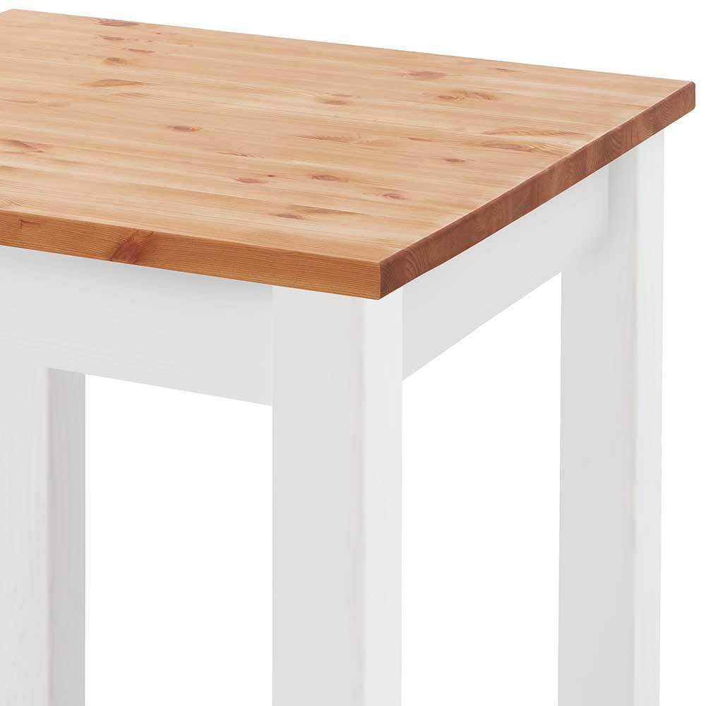 Detailansicht der robusten Tischplatte aus hellem Holz auf weißem Bartisch – Molzau