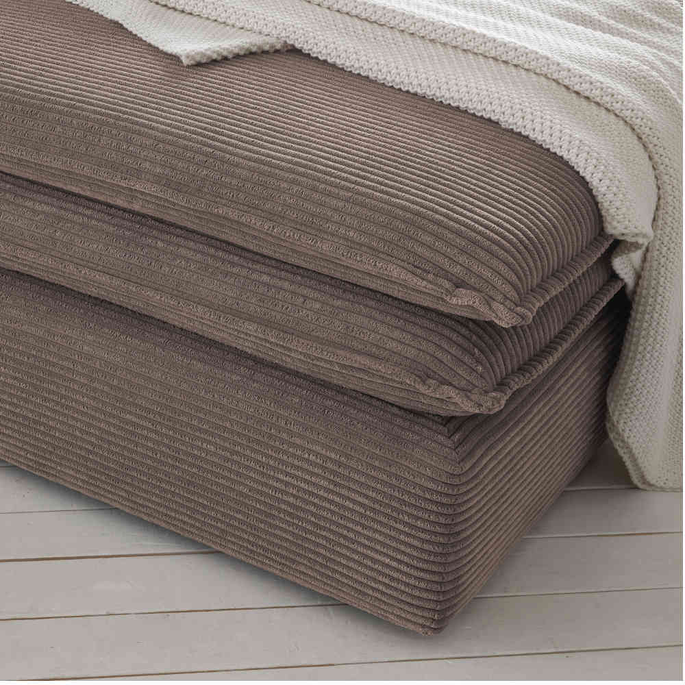 Beiger Cord-Hocker mit gerippter Stoffstruktur und flauschiger Decke für Behaglichkeit – Anyna