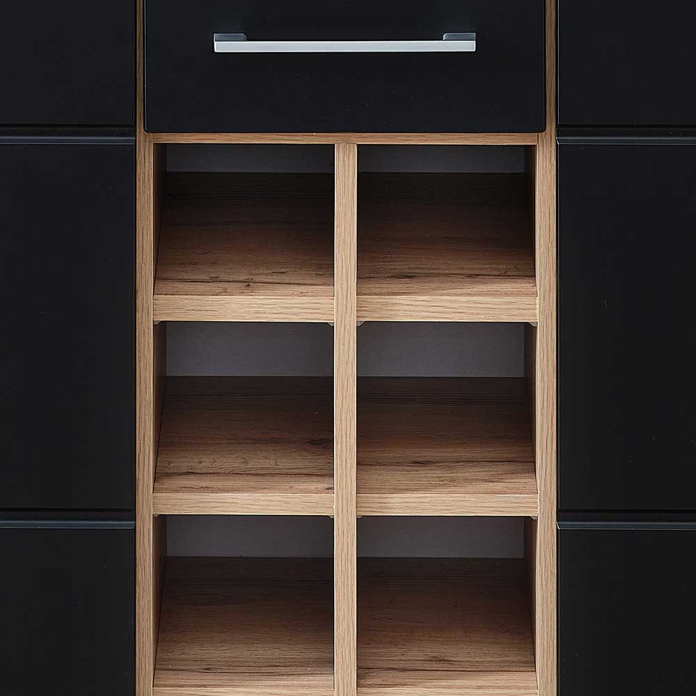 Sicht auf das integrierte Weinregal mit acht Fächern im Wohnzimmer Barschrank – Kandu