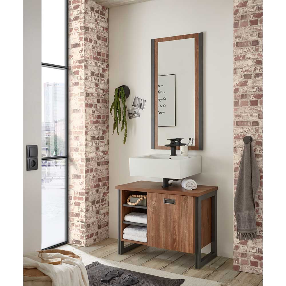 Bad Waschplatz im Industrial Style mit Holzoptik-Unterschrank, weißem Becken und rechteckigem Spiegel – Forawas