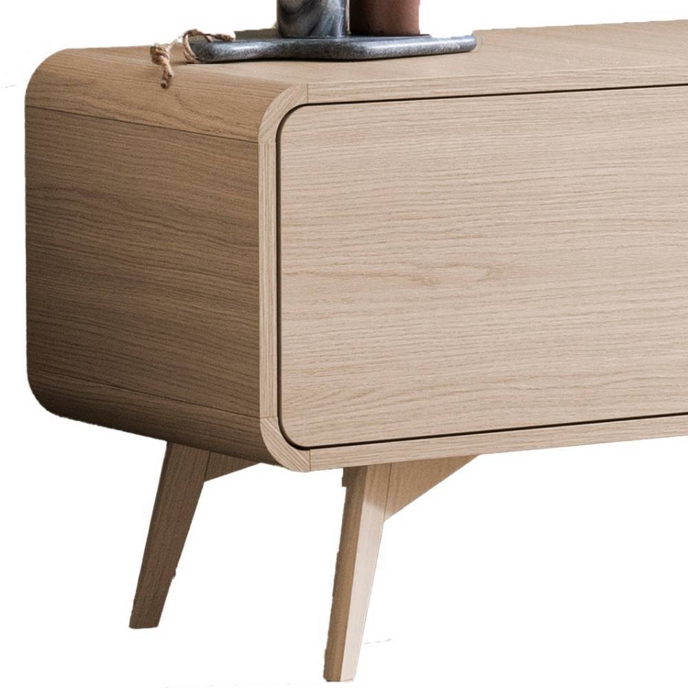 Detailansicht des TV-Lowboards mit runder Kante und schrägem Holzbein aus hellem Holz – Embrus
