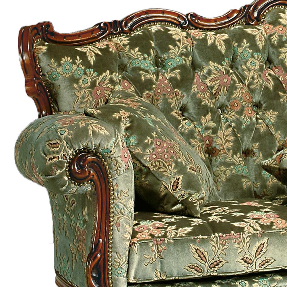 Geschwungenes Barock-Sofa Detail mit grüner Blumenpolsterung und Holzrahmen im Wohnzimmer – Graz