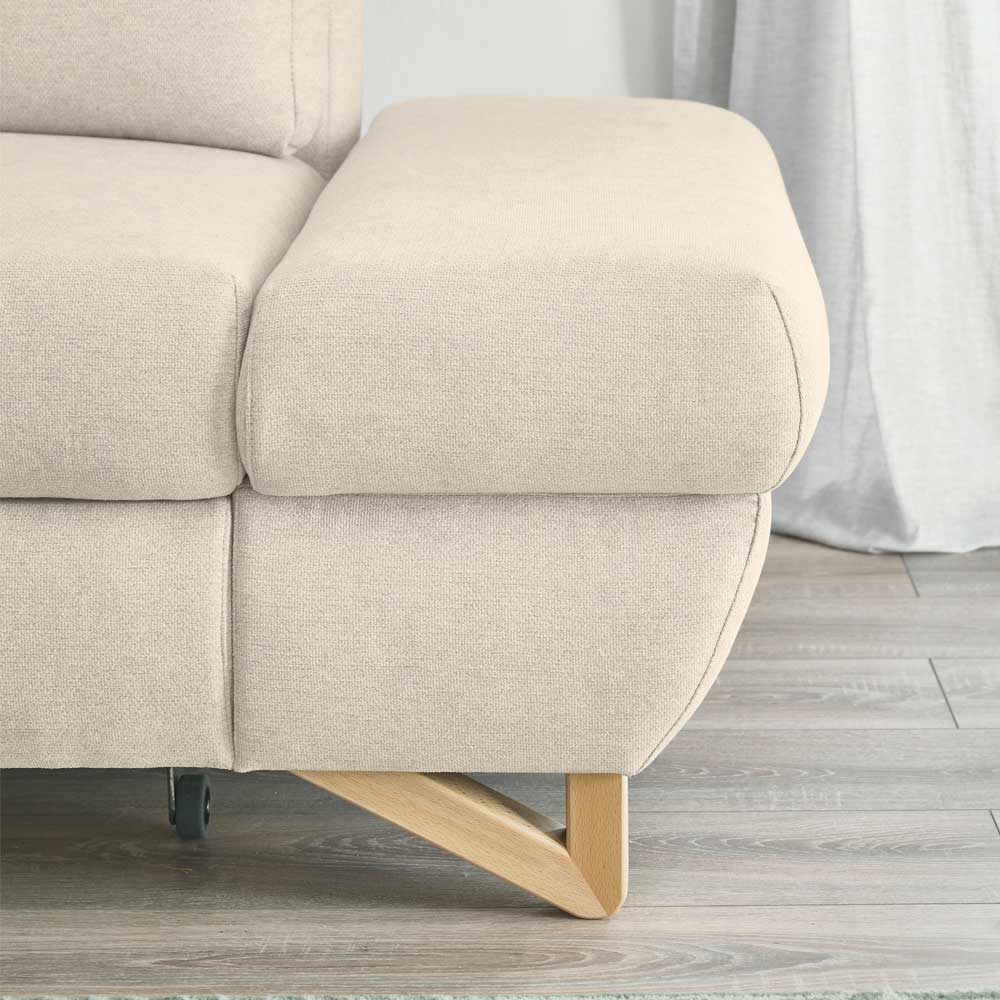 Detailansicht der abgerundeten Armlehne und der schrägen Buchenholzfüße des hellen Ecksofas – Baonga