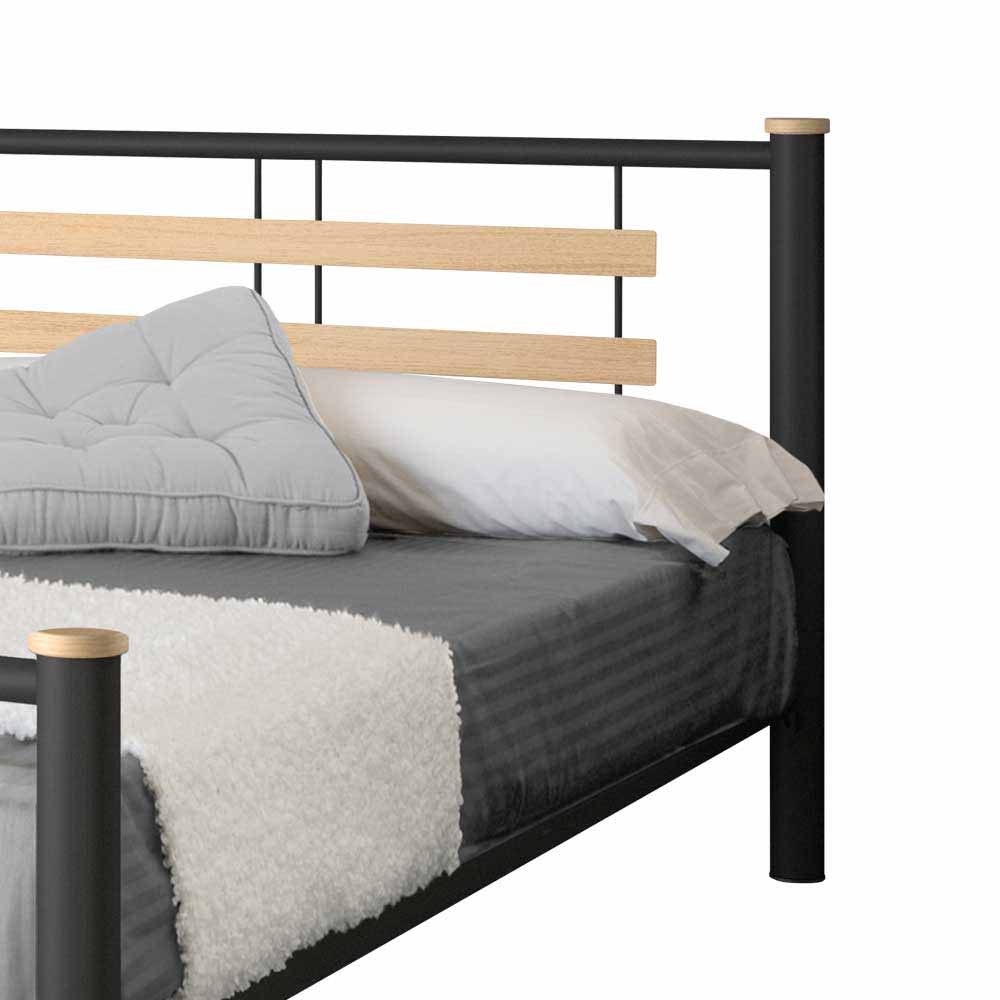Komfortables Futonbett Kopfteil aus schwarzem Metall mit hellen Holzlamellen – Amsolia