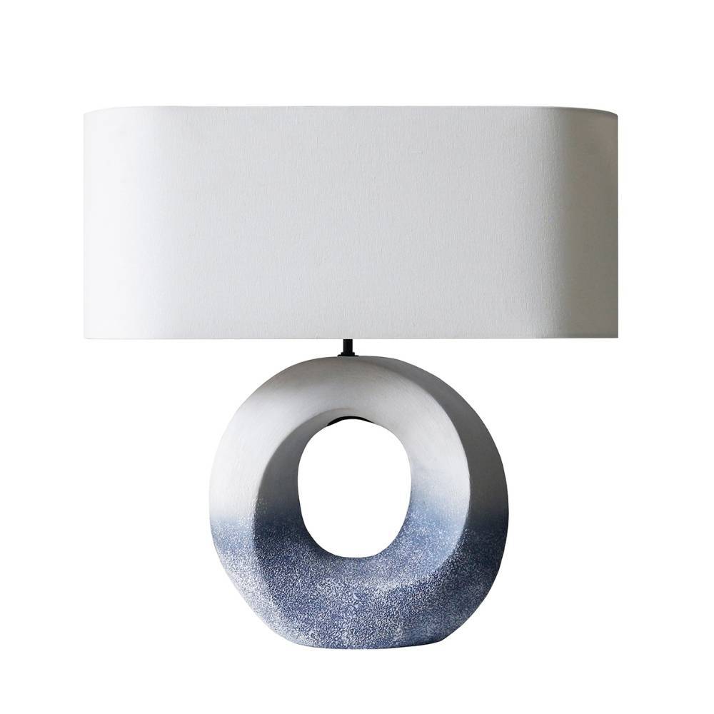 Moderne Tischlampe mit cremefarbenem Schirm und blau-grauem Keramikfuß in Ringform – Lidello