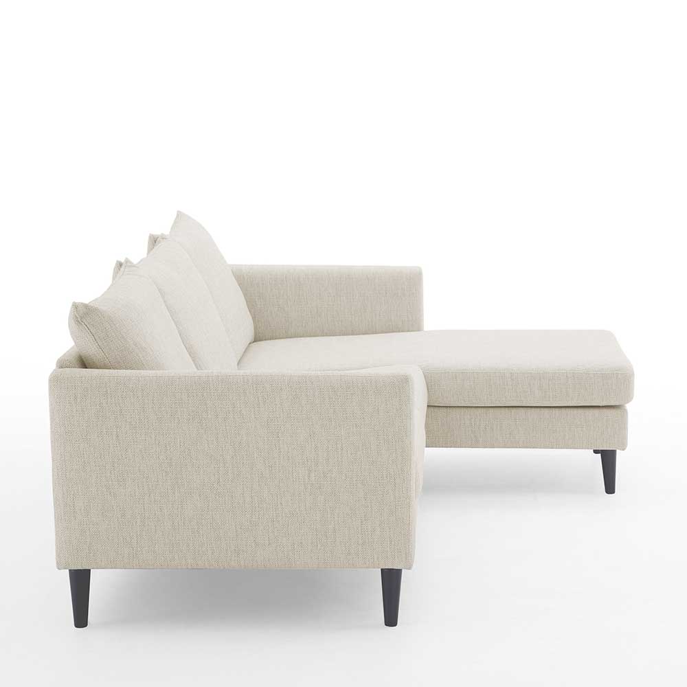 Seitenansicht des cremefarbenen L-Sofas mit Chaiselongue rechts – Bentema