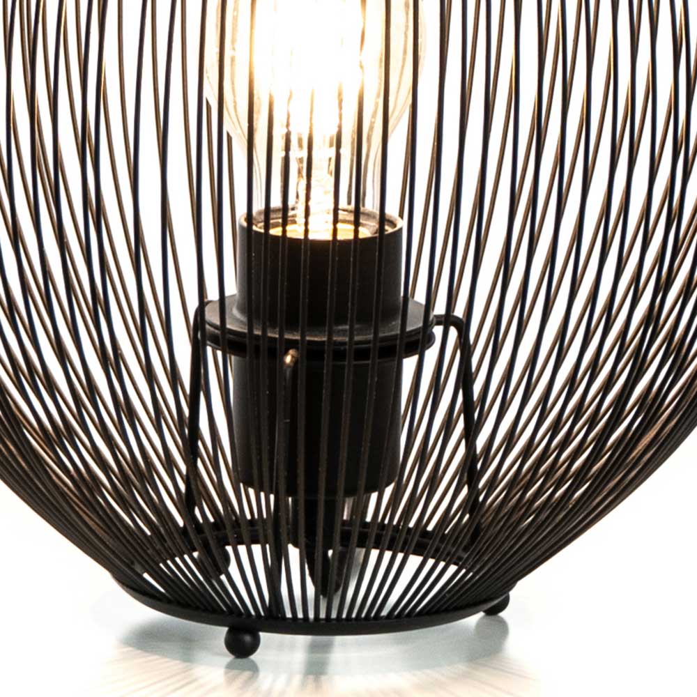 Standfuß der Tischlampe mit schwarzer E27 Fassung und filigranem Drahtkorb im Detail – Alicia
