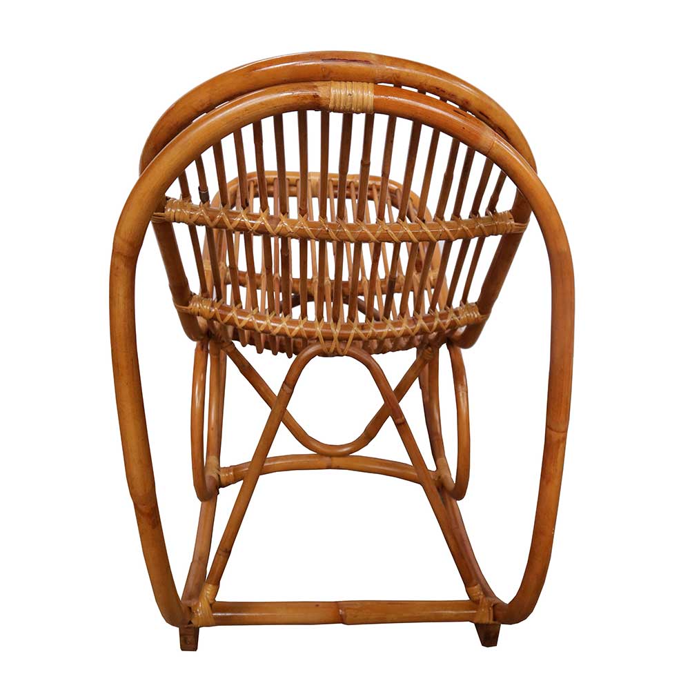 Rattan Schaukelstuhl mit stabiler Bauweise, von vorne gesehen – Ledro