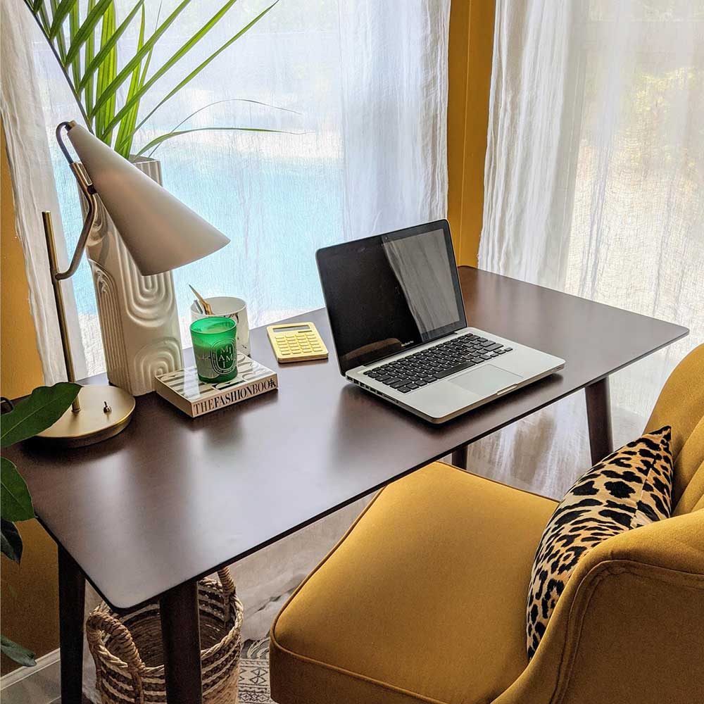 Funktionaler Arbeitstisch in Walnuss für Büro oder Homeoffice mit Laptop – Despelin