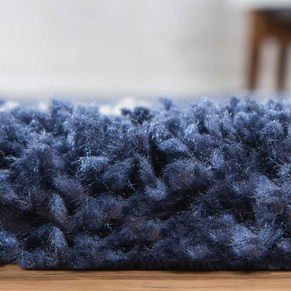 Blauer Shaggy Teppich mit dichtem, weichem Hochflor, Detail der Faserstruktur – Myron