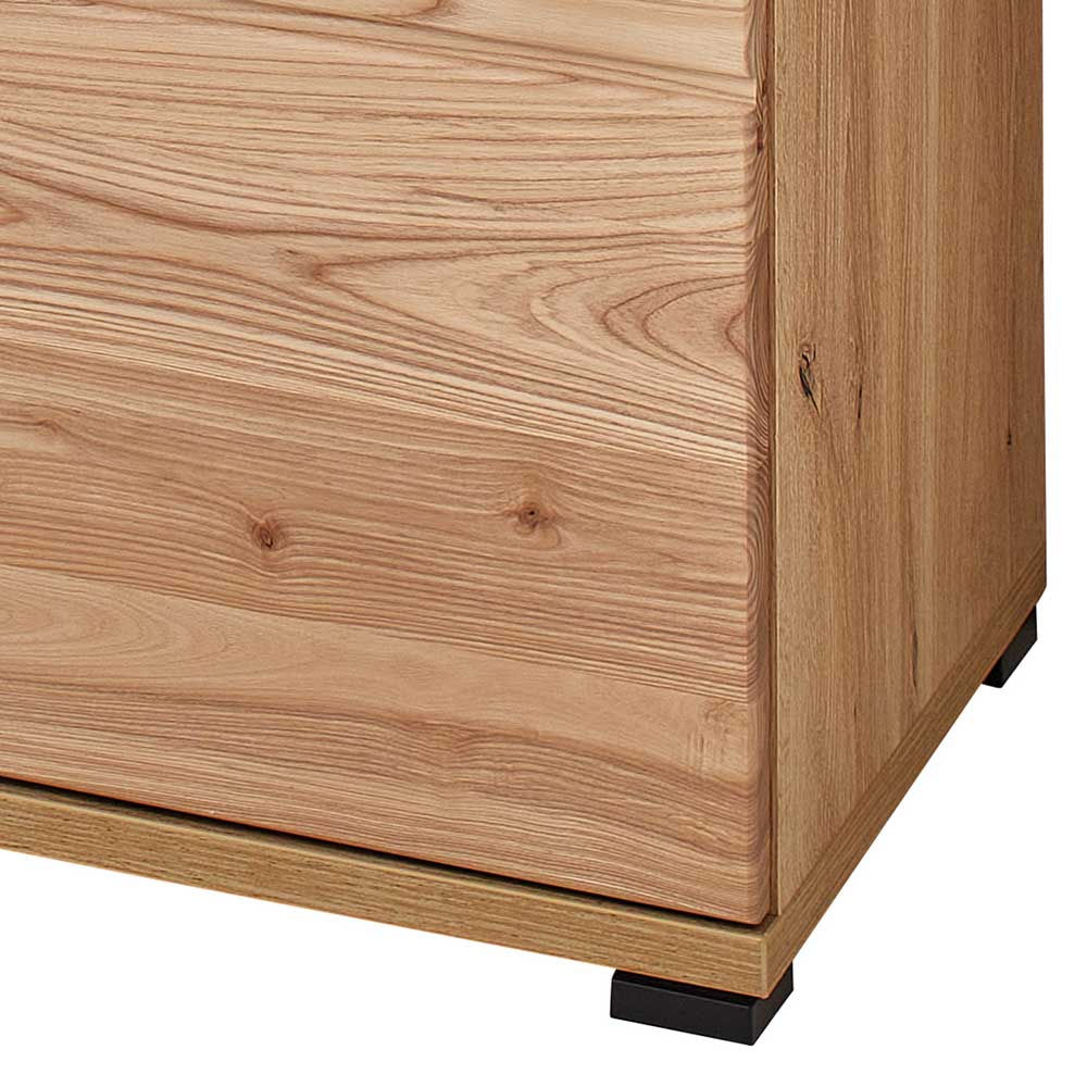 Unterer Eckbereich des Massivholz-Sideboards mit stabilen schwarzen Standfüßen – Latenda