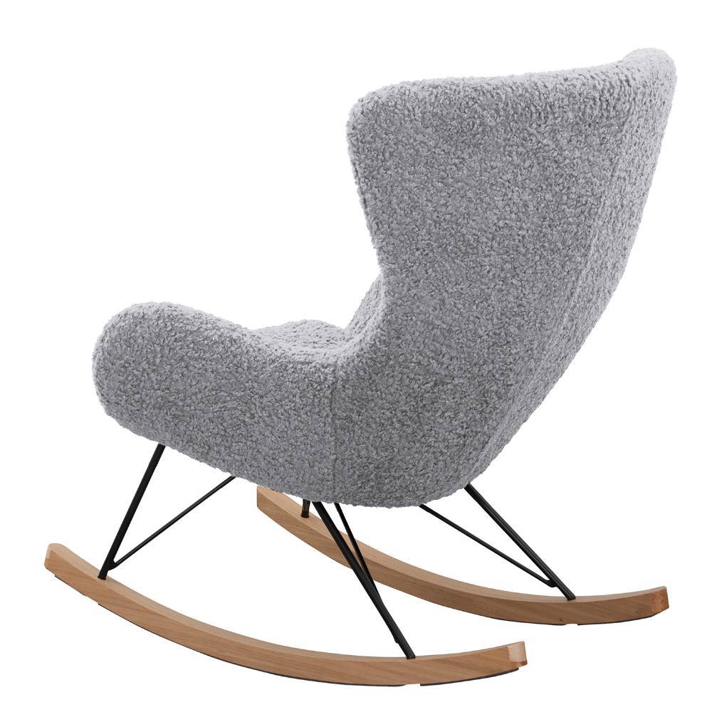 Eleganter Schaukelsessel mit hoher Rückenlehne in flauschigem hellgrauem Teddyfell-Stoff – Vynna