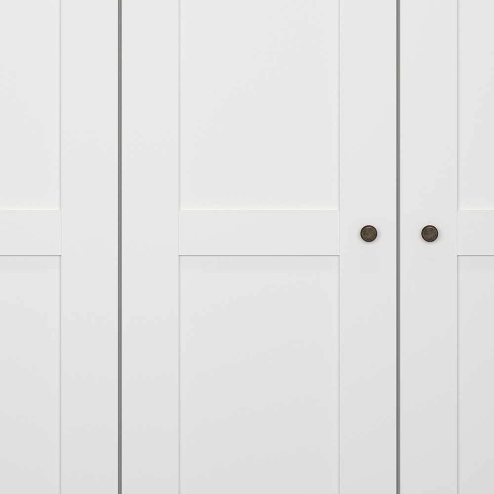 Detailansicht der weißen Schranktüren mit eleganten runden Metallgriffen – Flinn