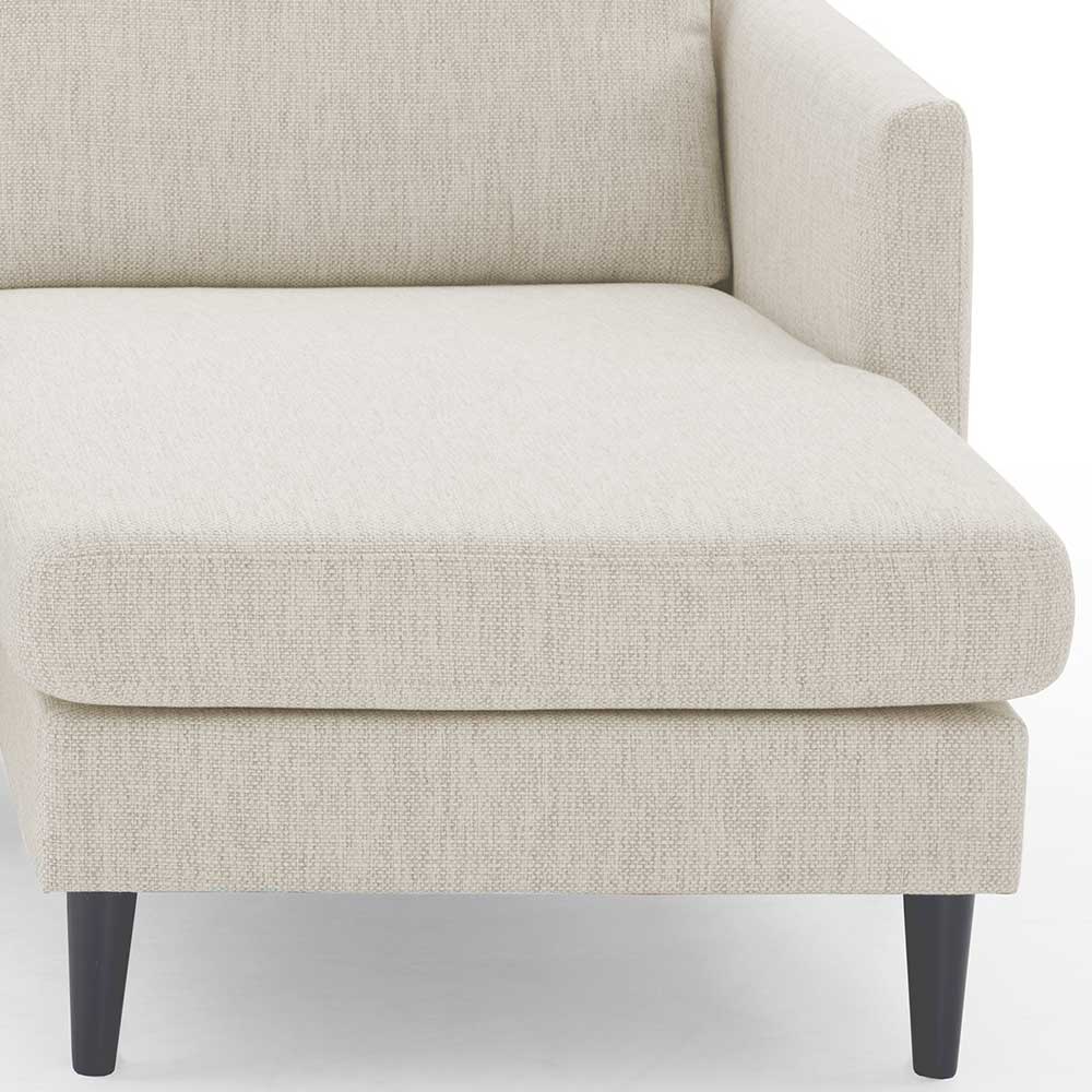 Sitzfläche der Récamiere des hellen L-Sofas mit schwarzen Möbelfüßen – Bentema