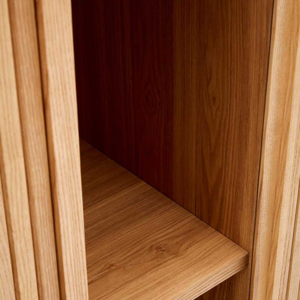 Leeres Regalfach aus Holz im Highboard – Calming