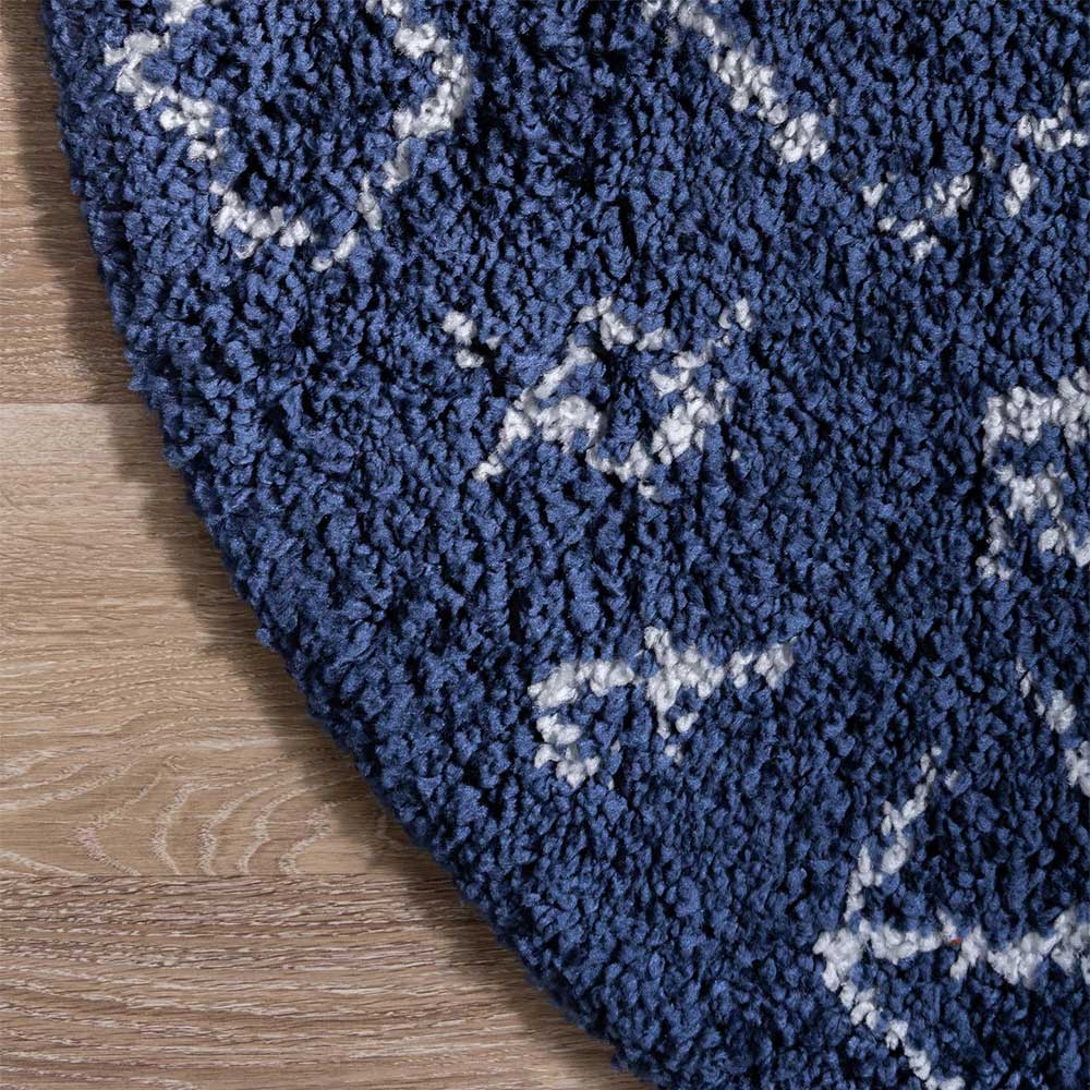 Blauer runder Teppich mit weißem Ethno Muster und strukturierter Hochflor-Oberfläche – Myron