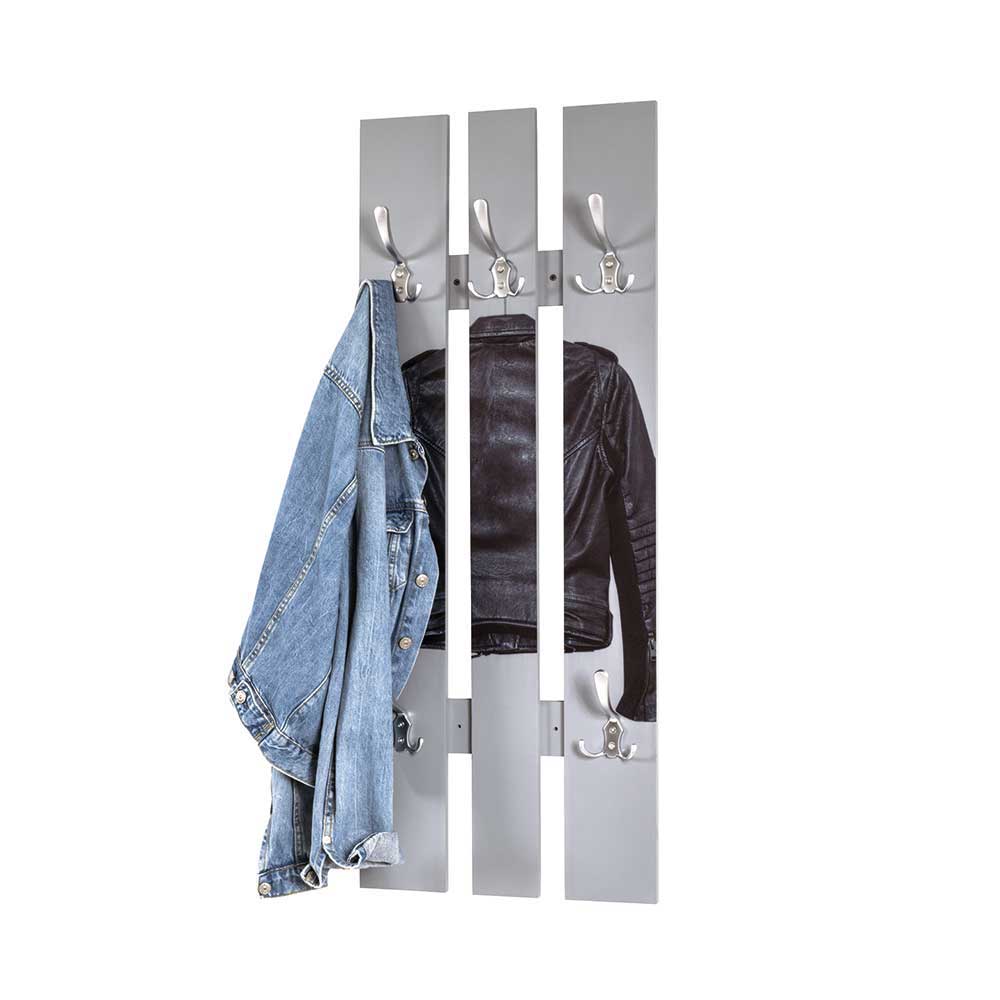 Graue Wandgarderobe mit drei Paneelen und sechs Haken, behängt mit blauer Jeans- und schwarzer Lederjacke – Jimdira