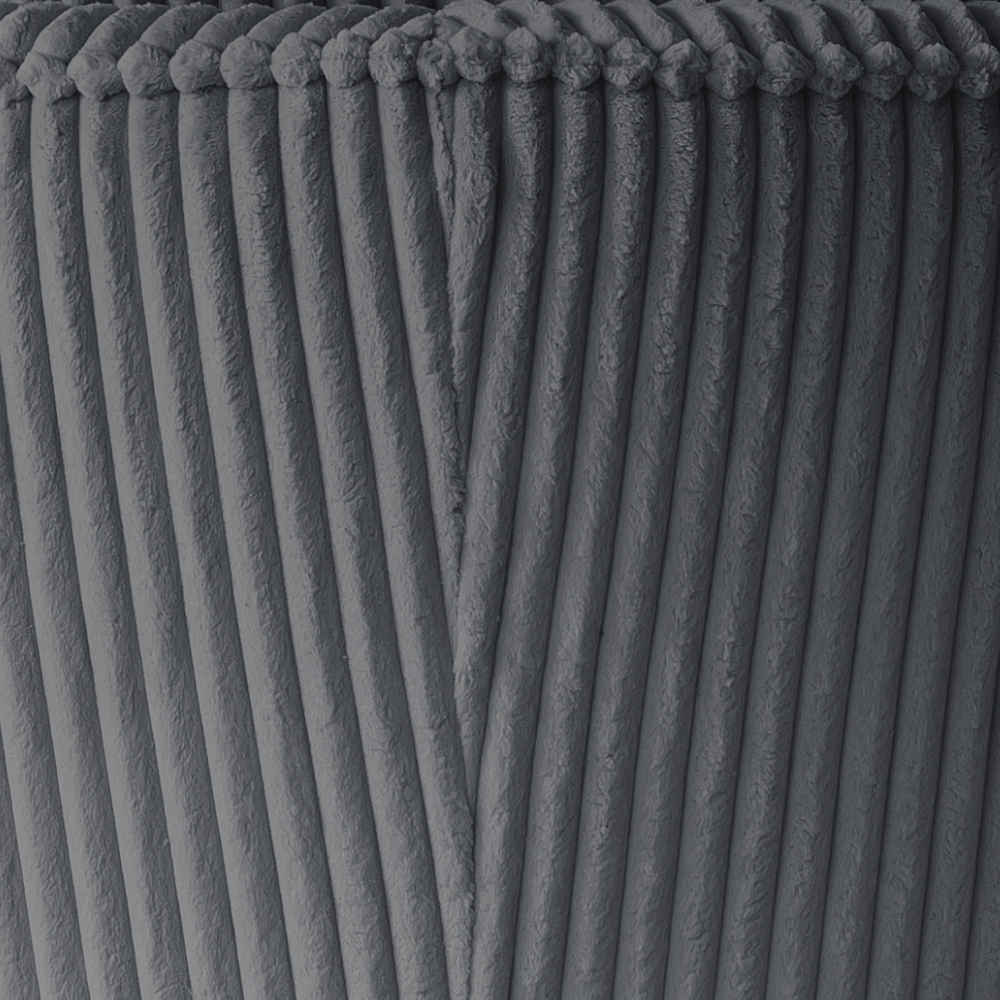 Detail der vertikalen Cordrippen und der Verarbeitung des Stoffbezugs am XL-Sessel – Fassong