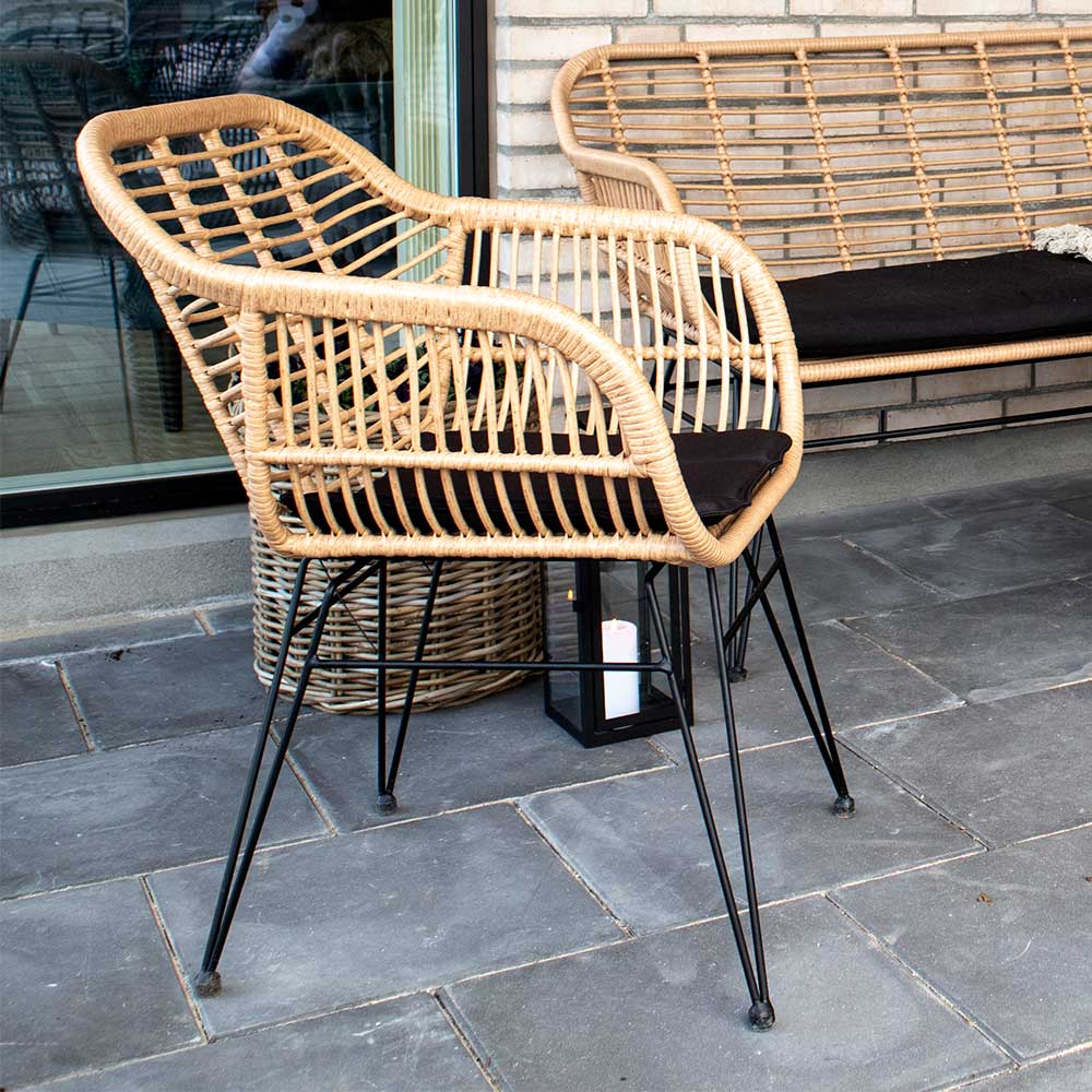 Beiger Rattan Outdoor Stuhl für die Terrasse mit schwarzem Polster und Metallgestell – Ambo