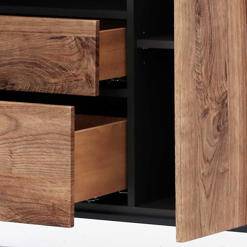 Offene Holzschubladen und eine geöffnete Tür des Möbelstücks für Stauraum – Xindus