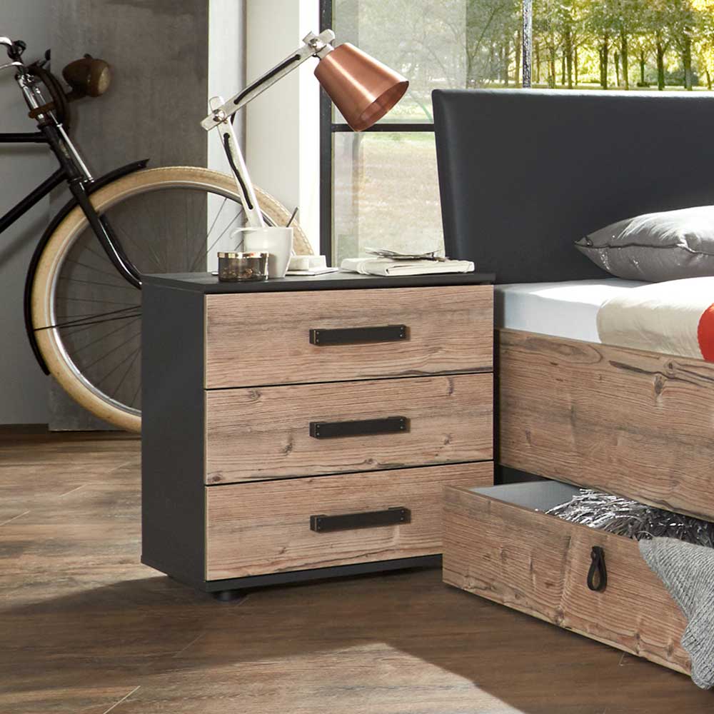 Nachtkommode mit drei Schubladen in Holzoptik und dunklem Korpus neben dem Bett im Schlafzimmer – Ardila
