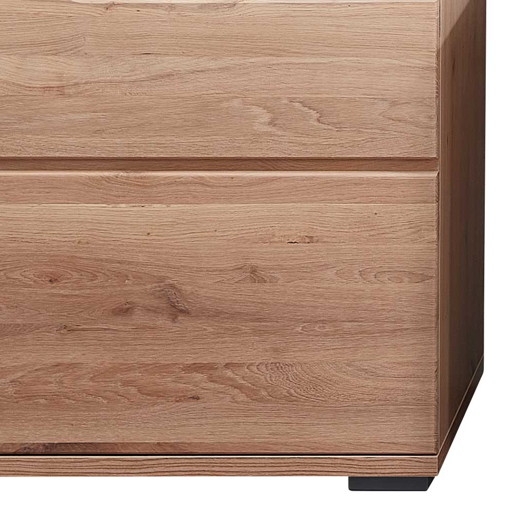 Detail der natürlichen Eichenholzmaserung des Highboard Vitrine mit stabilem Sockel – Latenda