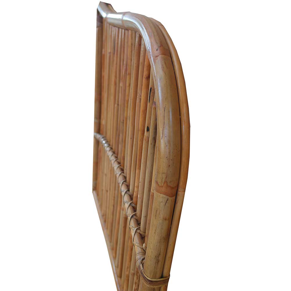Rattan Kopfteil Seitenansicht mit natürlichem Finish und geschwungener Form – Teako