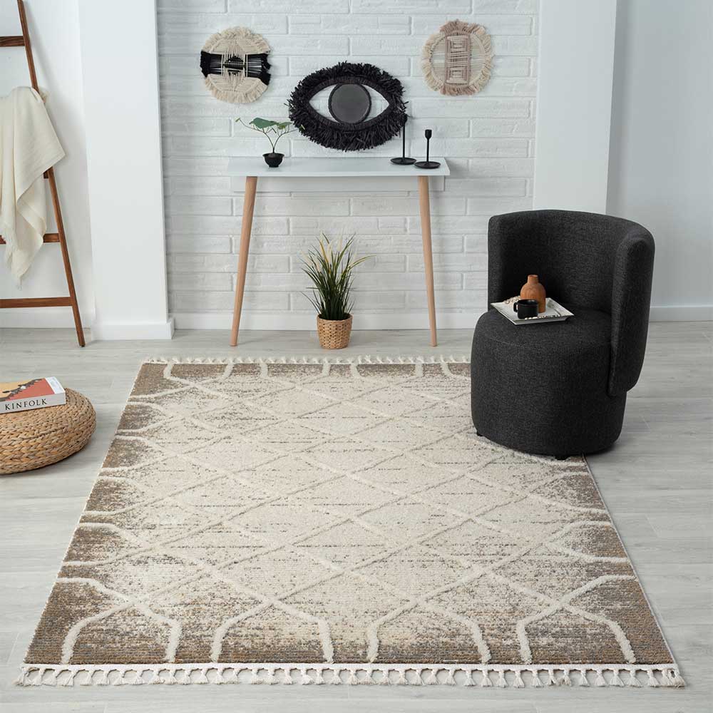 Gemusterter Wohnzimmer Teppich in Beige und Braun mit Rauten und Quasten – Freshna