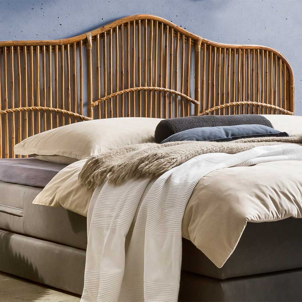 Rattan Kopfteil in Natur auf einem Bett im Schlafzimmer für wohnliches Ambiente – Teako