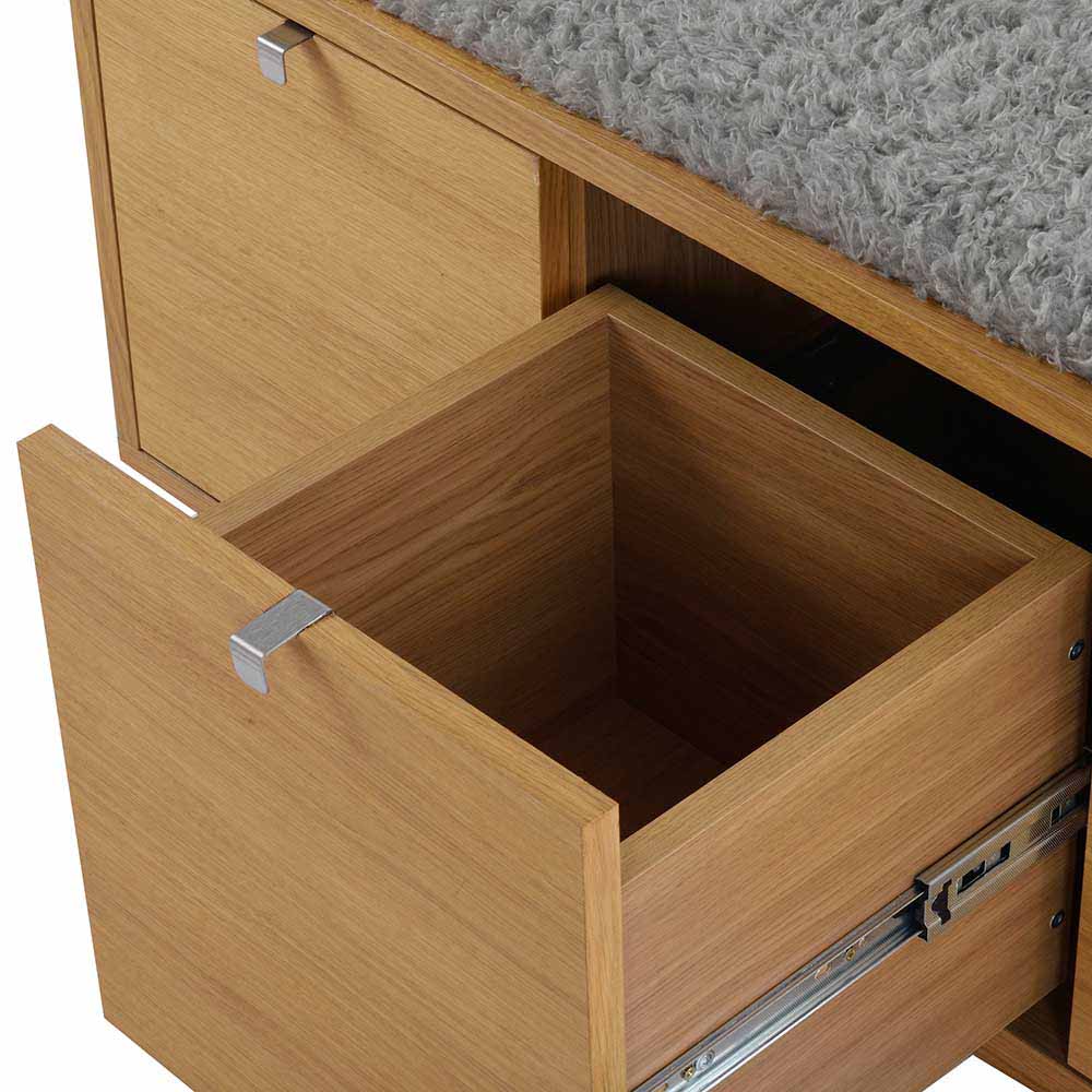 Offener Schubkasten der Flurbank mit stabilen Metallauszügen und heller Holzmaserung – Helvana