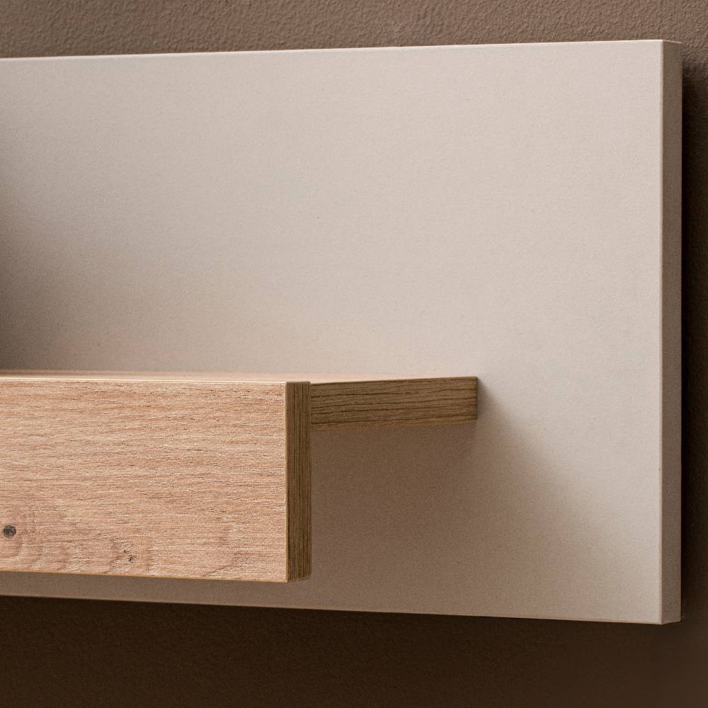 Eckdetail vom Wandboard in Wildeiche Holzoptik und heller Rückwand – Spain